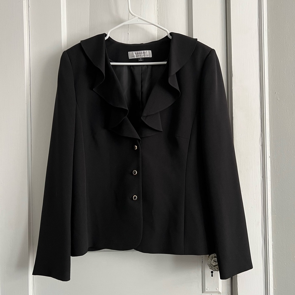 Tahari ruffle collar black blazer size 14 🌟